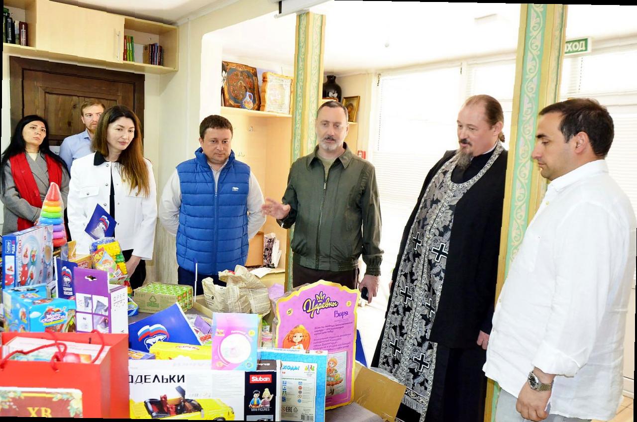 Визит Виктора Теплякова к подопечным приюта у храма в Сочи перед Пасхой