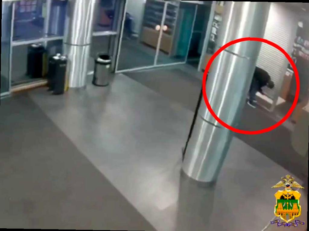 Вор проник в павильон в ТЦ в Адлере и украл мобильные телефоны
