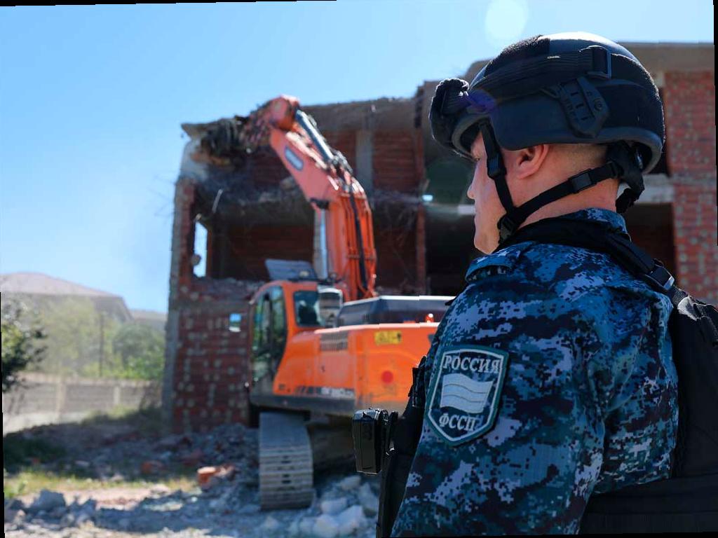 В Сочи продолжается борьба с самовольными постройками, в том числе с трехэтажным домом