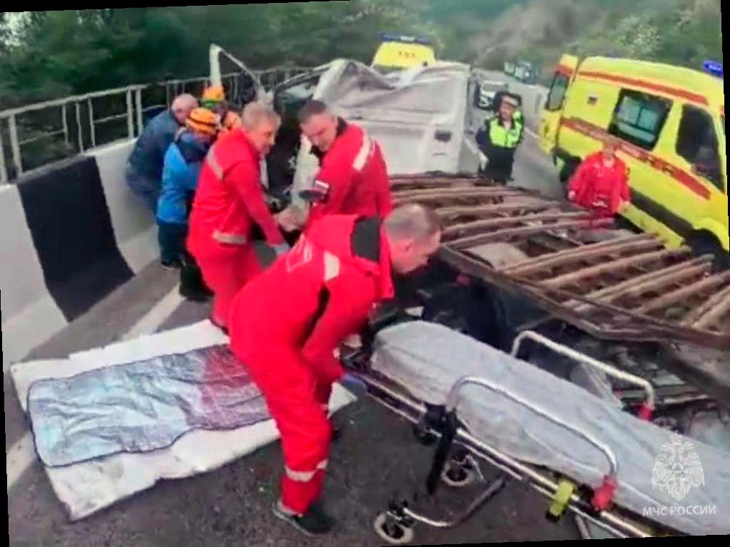 Спасатели помогли водителю после аварии на Мамайском перевале в Сочи