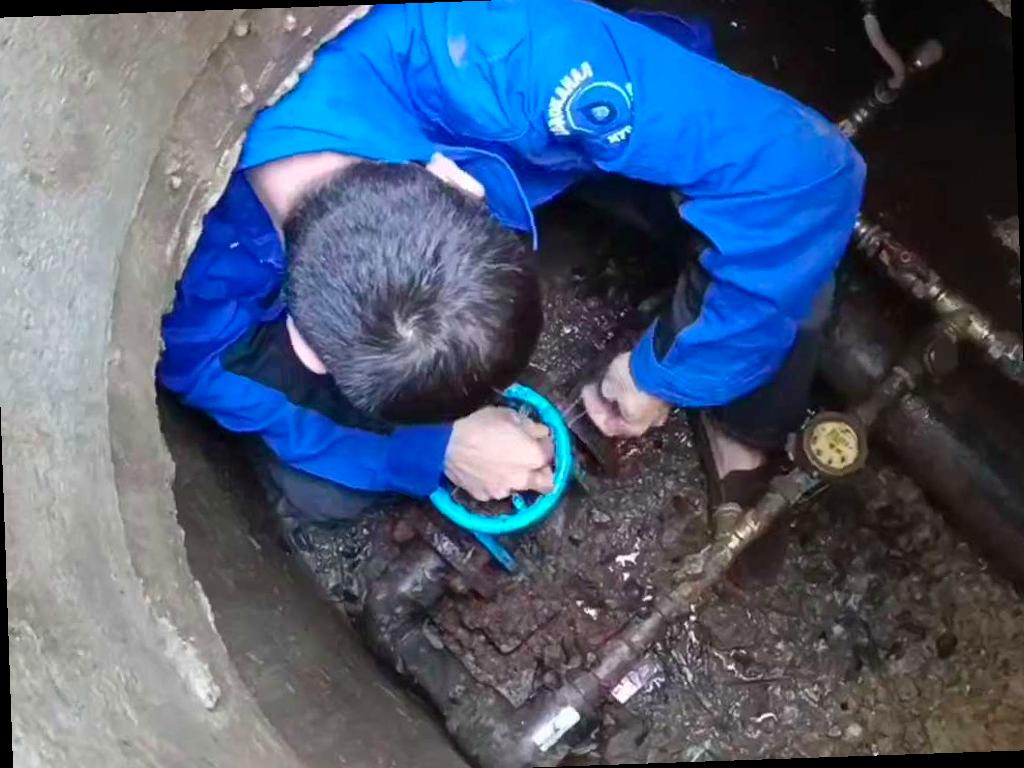 Водоканал Сочи продолжает отключать воду должникам в Центральном районе