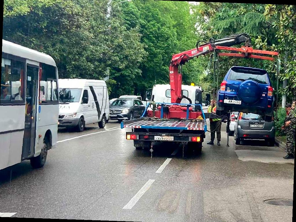 Массовая эвакуация автомобилей в Сочи из-за нарушений парковки