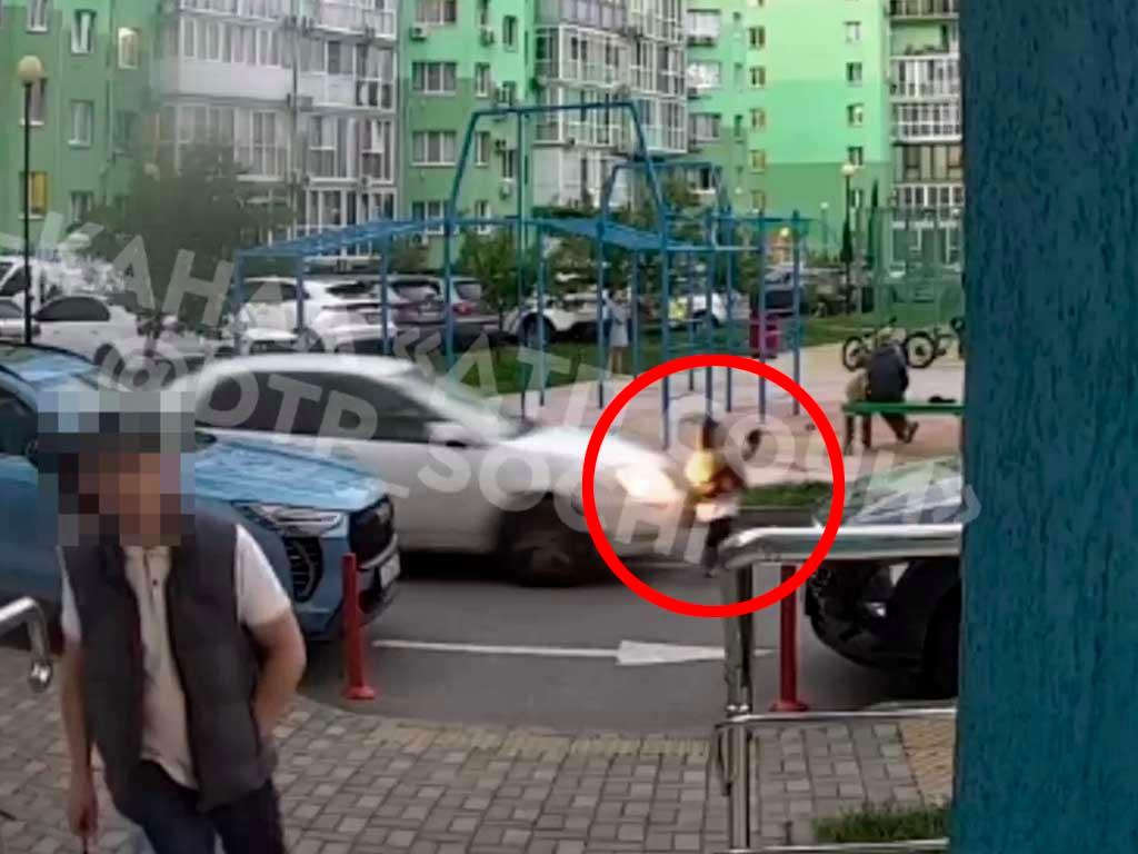В Сочи автомобиль наехал на четырехлетнего мальчика