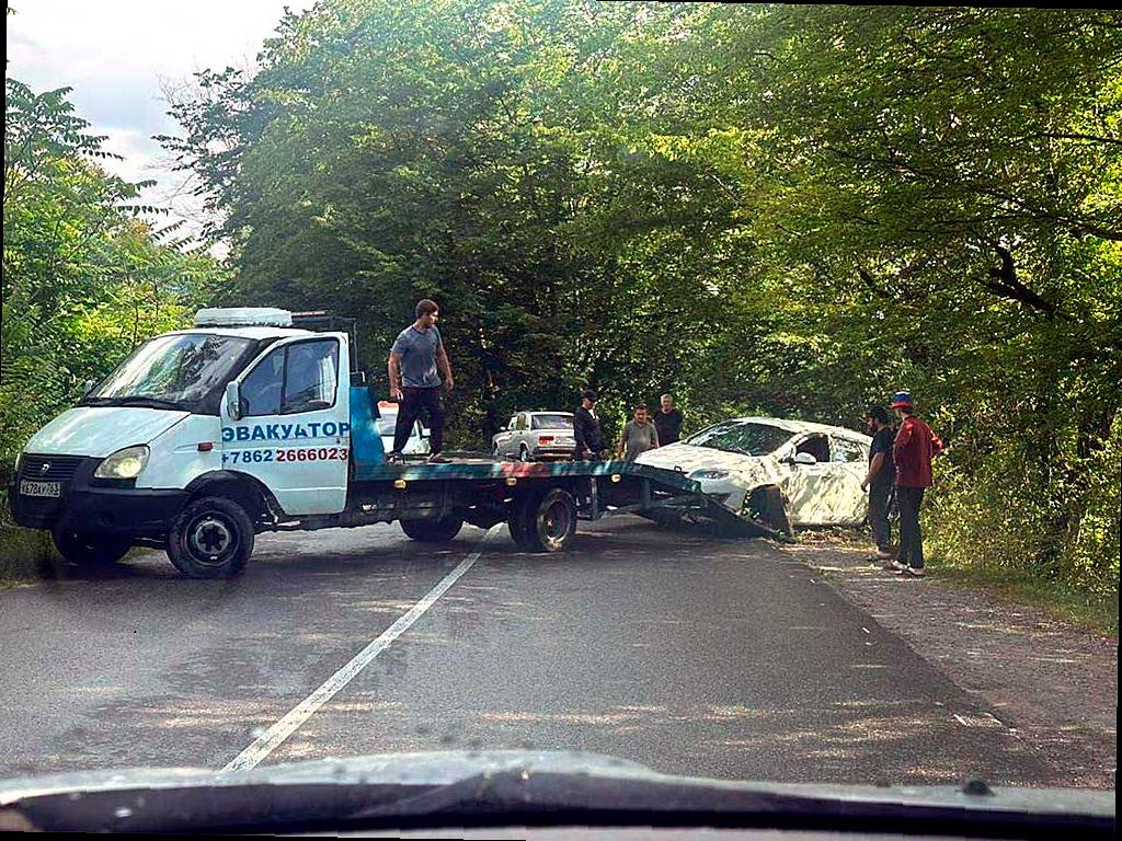 Автомобиль съехал с дороги в поселке Пластунка