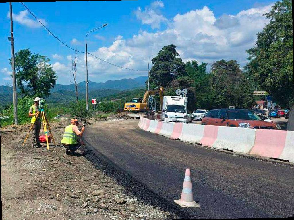 На участке трассы в Дагомысе ускорили процесс укладки асфальта
