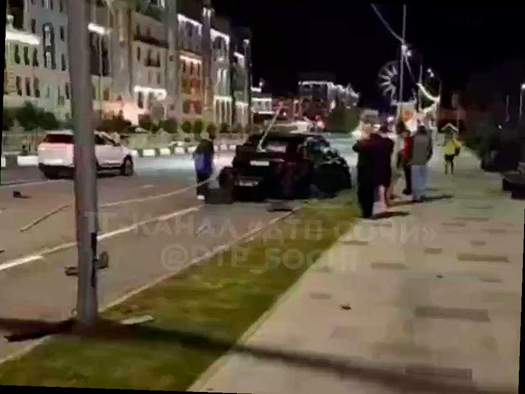 В поселке Эсто-Садок произошла авария с участием внедорожника