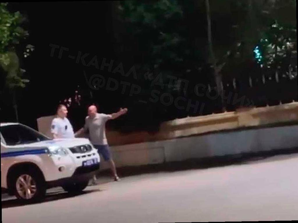 Пьяный мужчина напал на инспектора ГИБДД в центре Сочи