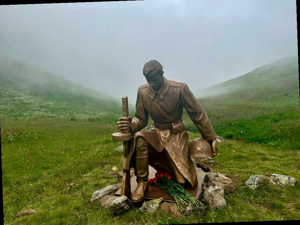 В горах Сочи появился памятник воинам