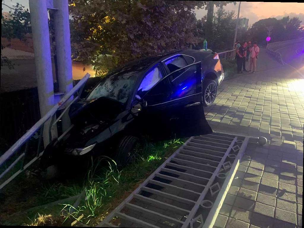 В Центре Сочи произошло столкновение Toyota с столбом, погиб водитель