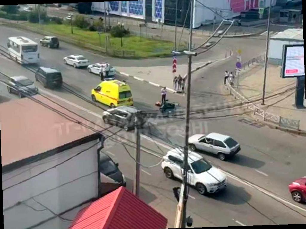 Автоледи сбила мопедиста в центре Сочи