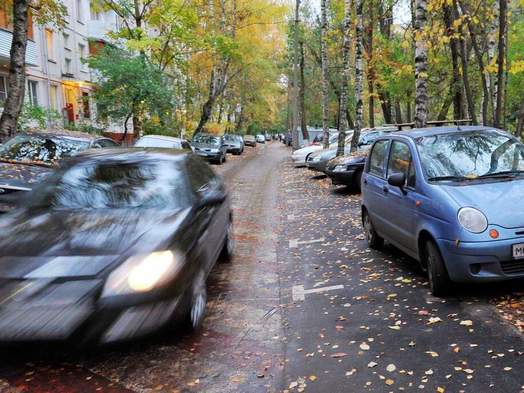Гражданам напомнили о штрафах за «самозахват» парковочных мест во дворе