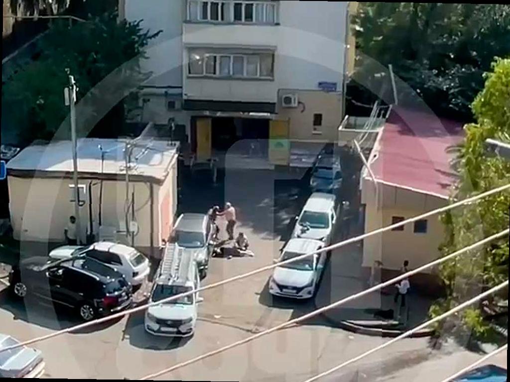 В Сочи произошел инцидент: мужчина в форме ранил другого человека