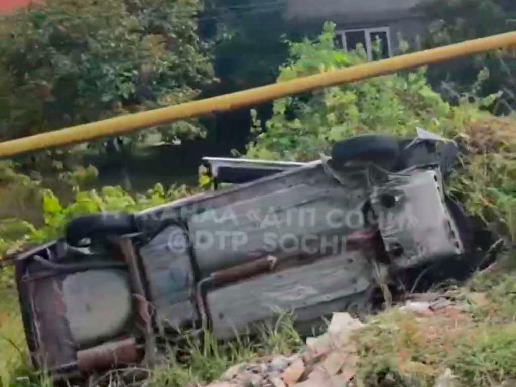 В селе Барановка автомобиль перевернулся после съезда с дороги
