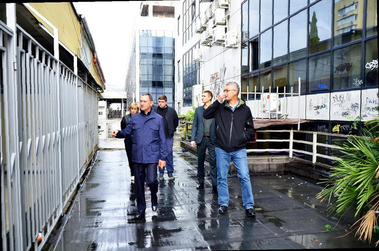 «Виктор Тепляков осматривает торговую галерею на улице Навагинской в Сочи»