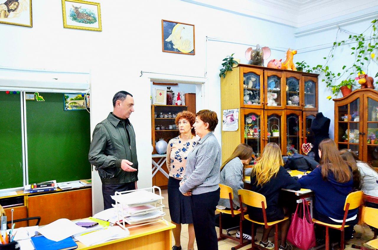 «Визит Виктора Теплякова в школу №2: обновление материально-технической базы»