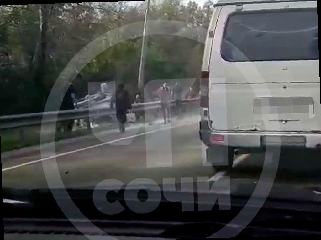 В Сочи произошло серьезное ДТП с участием внедорожника, есть пострадавшие