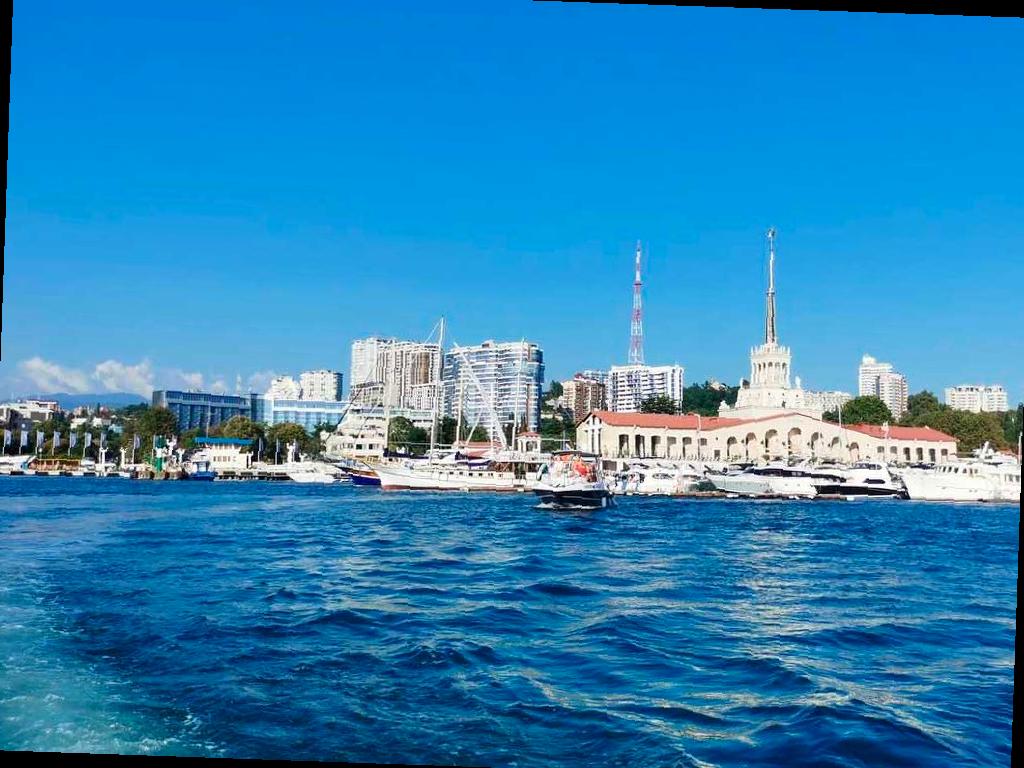 В акватории Сочи проходят учебные стрельбы