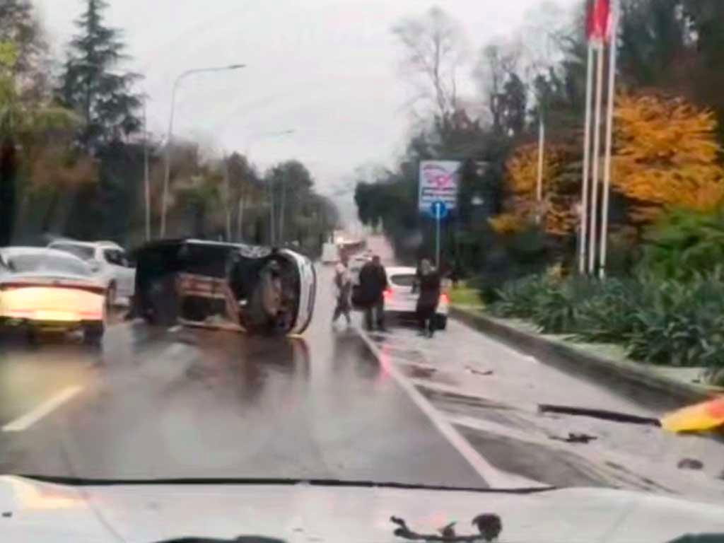 Автомобиль перевернулся на трассе «Сочи – Адлер» в Хосте