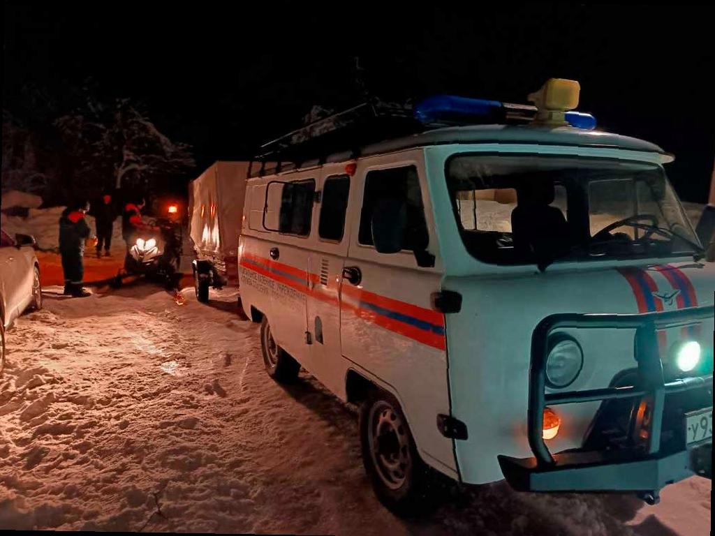 Спасатели помогли энергетикам восстановить ЛЭП после снегопада