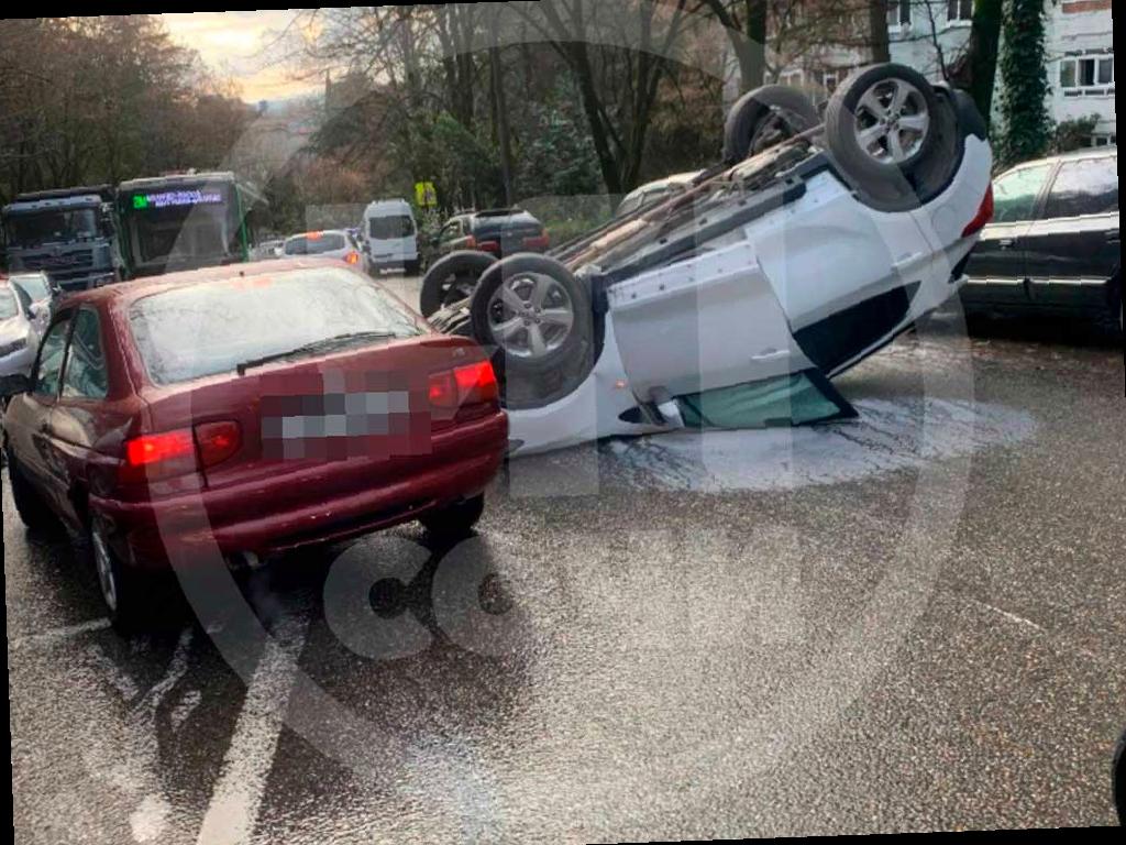 В центре Сочи автомобиль перевернулся