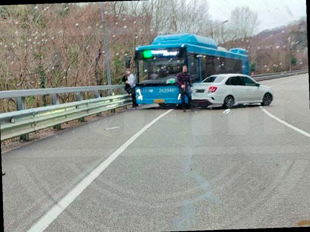 На дороге в Сочи произошло столкновение легковушки с автобусом