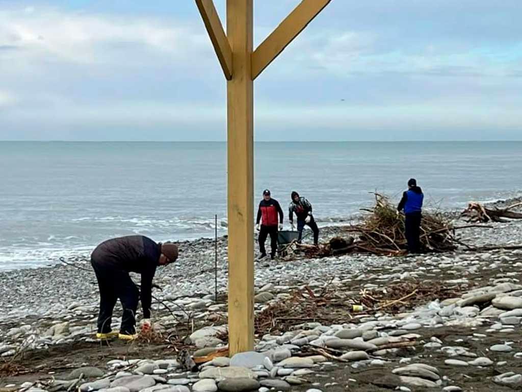 В Сочи началась уборка пляжей после шторма