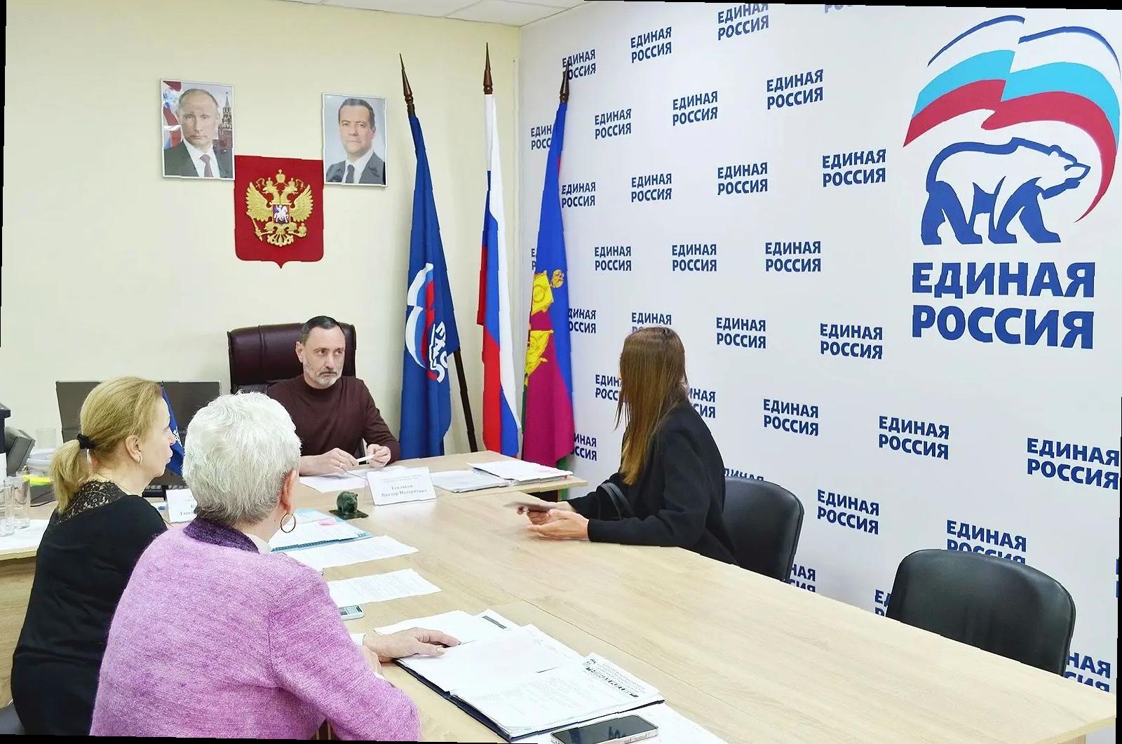 «Виктор Тепляков встретился с жителями в офисе «Единой России»»
