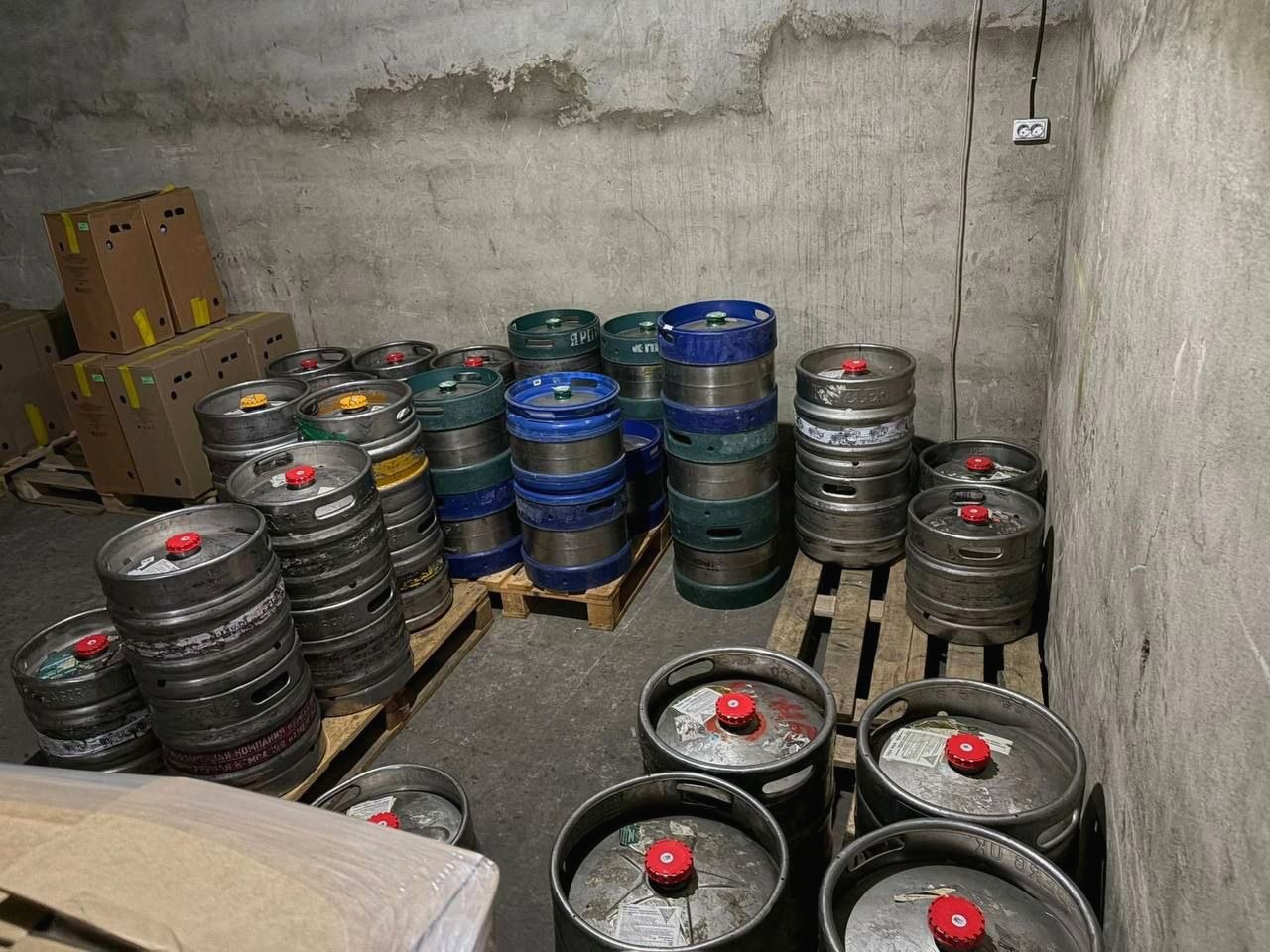 В Сочи выявлен склад с нелегальным алкоголем: изъято более 6 тонн