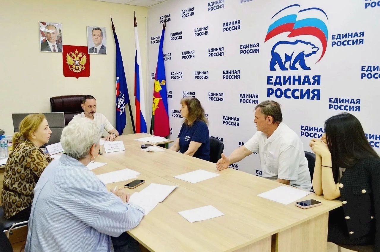 Депутат Законодательного Собрания Виктор Тепляков провёл приём граждан в Общественной приёмной