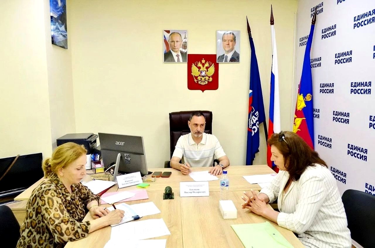 Депутат Законодательного Собрания Виктор Тепляков провёл приём граждан в Общественной приёмной