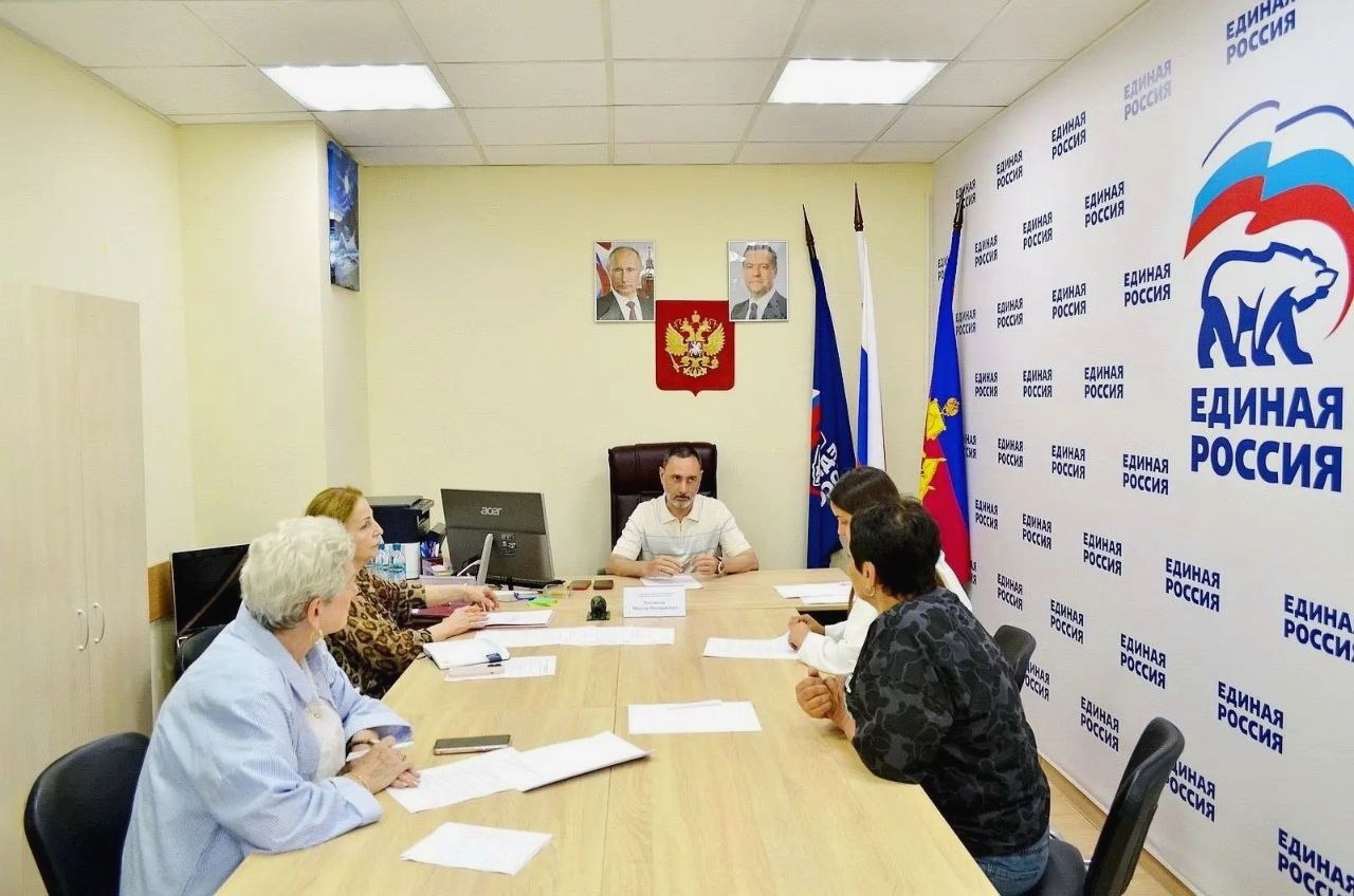 Депутат Законодательного Собрания Виктор Тепляков провёл приём граждан в Общественной приёмной