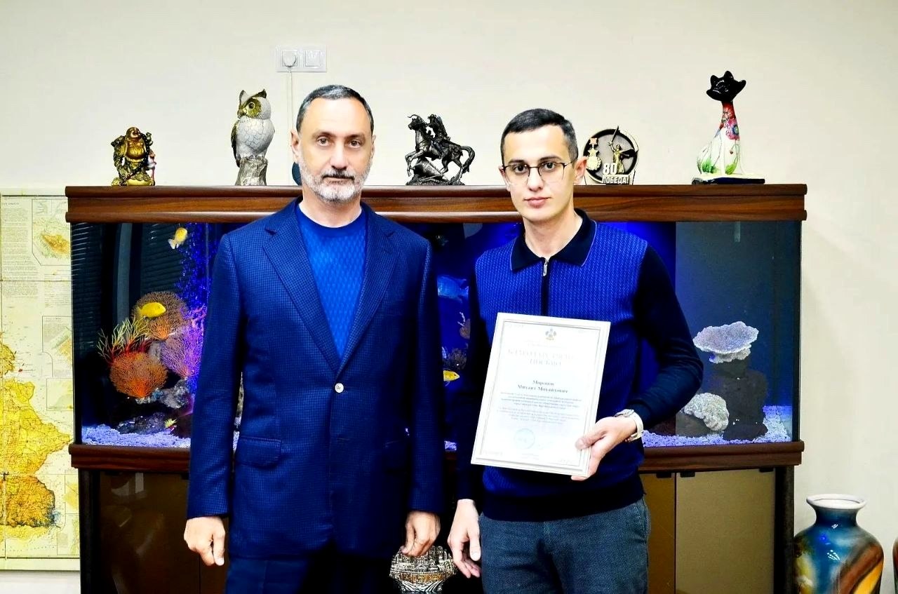 Депутат ЗСК Виктор Тепляков вручил Благодарности от Думы специалистам Сочи