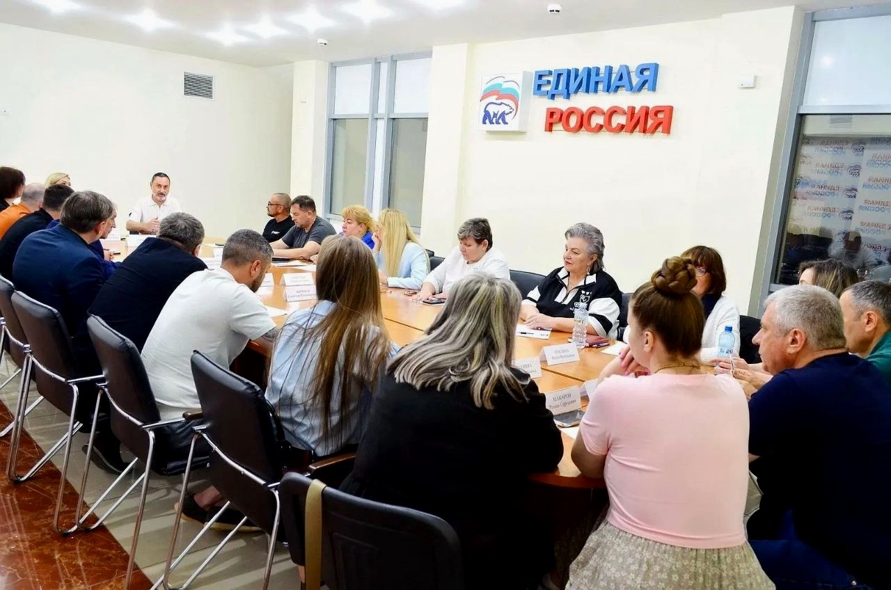 Депутат ЗСК Виктор Тепляков встретился для обсуждения гуманитарной помощи в зоне СВО