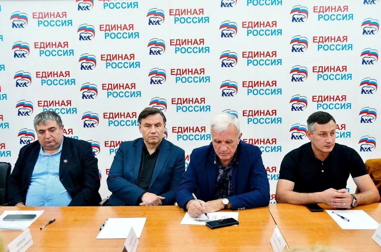 Депутат ЗСК Виктор Тепляков встретился для обсуждения гуманитарной помощи в зоне СВО