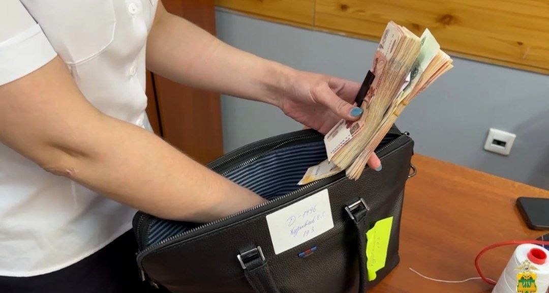 Задержан курьер мошенников, пытавшийся перевести 1,8 млн рублей