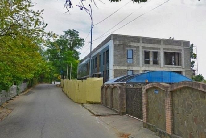 Суд в Сочи постановил снести два самостроя в опасных зонах