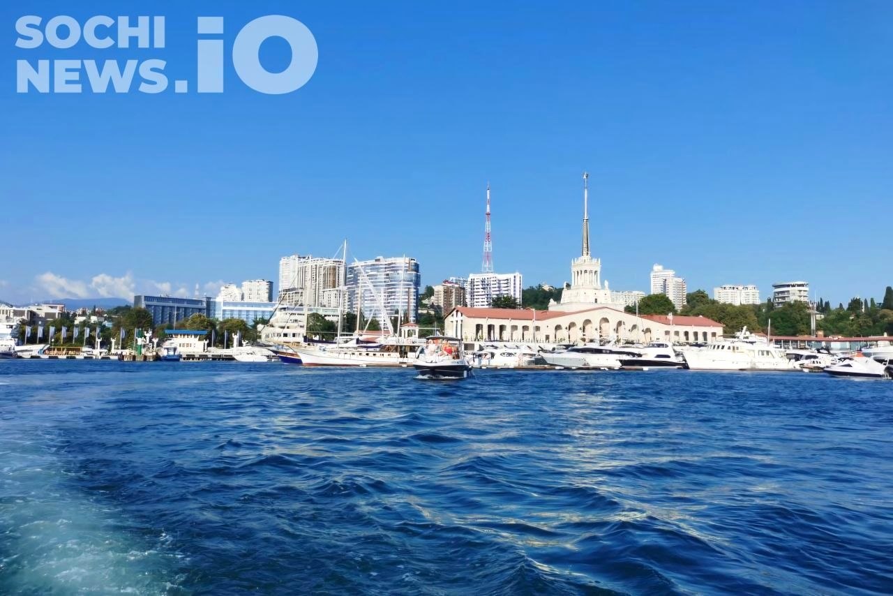 Температура Черного моря в Сочи снизилась до +26 градусов, но сезон продолжается