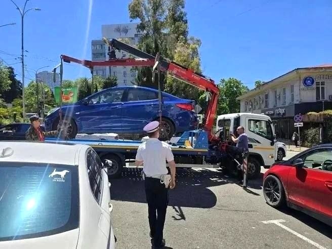Эвакуация неправильно припаркованных автомобилей в Адлере завершилась за пол дня